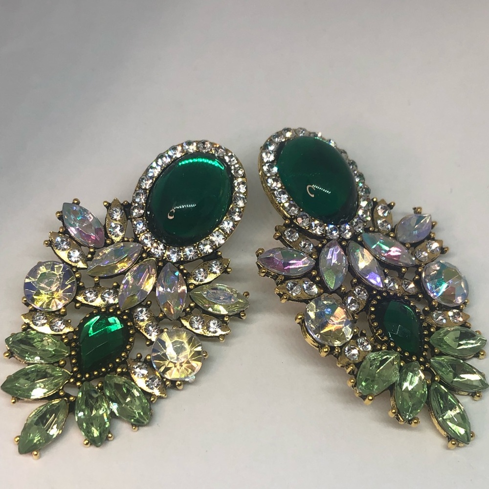 Green beautiful earrings for a beautiful Gala dress.